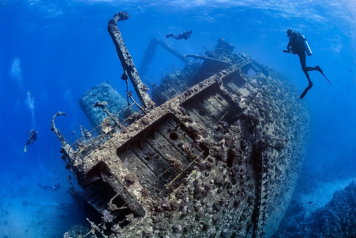how deep can humans dive