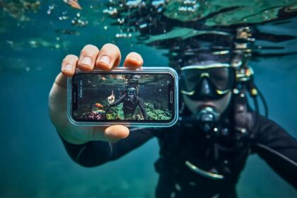How to Take Underwater Photography With Your Smartphone While Scuba Diving