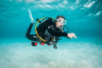 How to conserve air while scuba diving