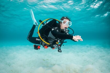 How to conserve air while scuba diving
