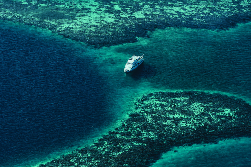 Dive boat departing for the Great Blue Hole